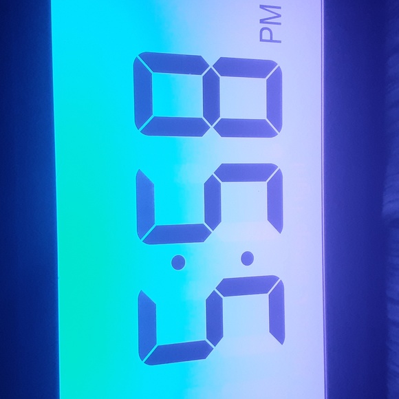Digital alarm clock with a radio and chargeable colors - Picture 7 of 9